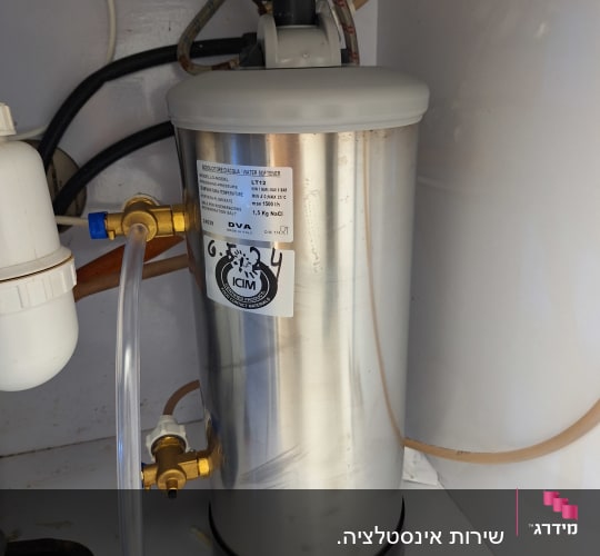 מסנן מים מתכת עם צינורות וחיבורים